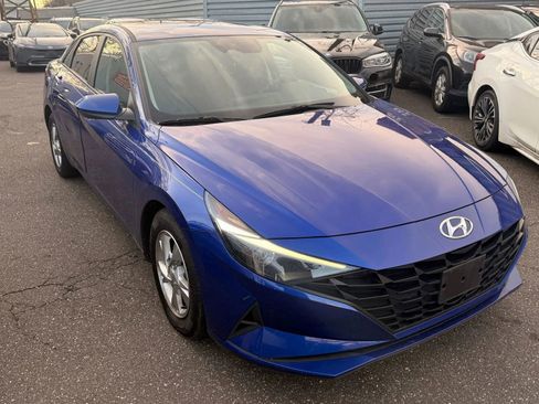 Used 2023 Hyundai Elantra SE image 3