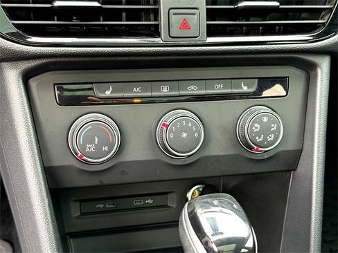 Certified 2022 Volkswagen Taos SE image 22