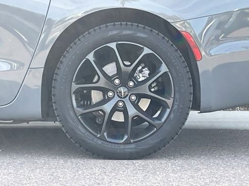 Used 2023 Chrysler Pacifica Touring-L w/ Uconnect Theater Family Group image 22