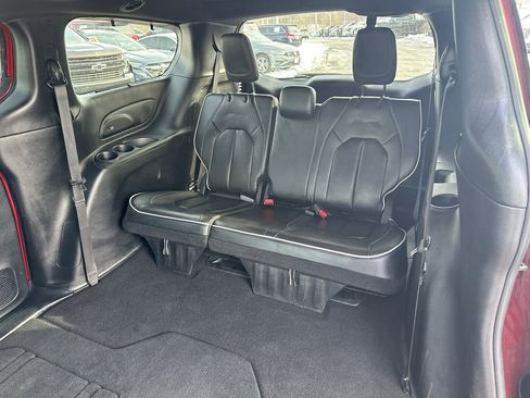 Used 2025 Chrysler Pacifica Limited image 12