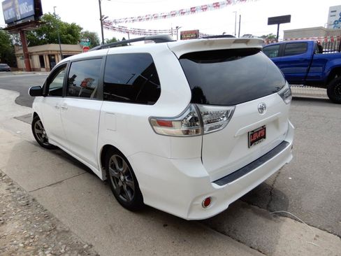 Used 2017 Toyota Sienna SE Premium FWD image 7