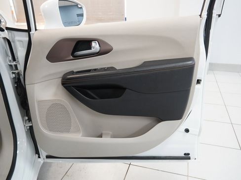 Used 2017 Chrysler Pacifica Touring-L image 29