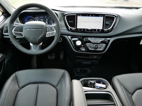 New 2027 Chrysler Pacifica Select w/ Family Tech Group AWD/4WD image 10