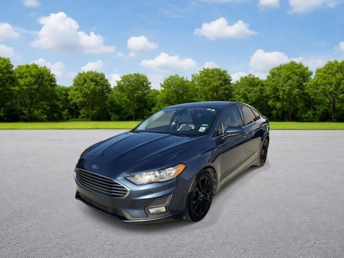 Used 2019 Ford Fusion SE w/ Equipment Group 151A FWD image 3
