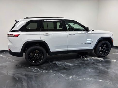 Used 2024 Jeep Grand Cherokee Limited w/ Black Appearance Package image 21