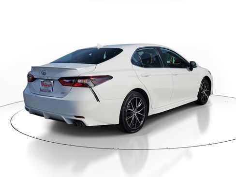 Used 2024 Toyota Camry SE image 4