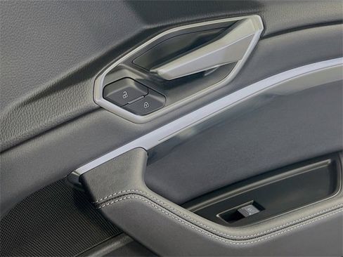 Used 2023 Audi e-tron Premium Plus w/ Premium Plus Package image 31