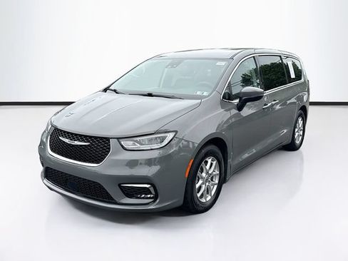 Used 2023 Chrysler Pacifica Touring-L FWD image 4