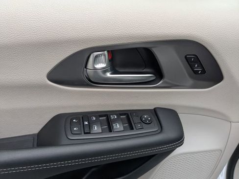 Used 2023 Chrysler Pacifica Touring-L image 24