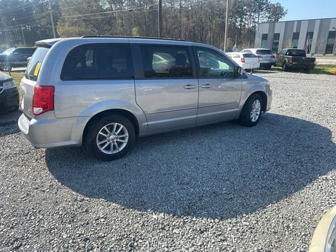 Used 2016 Dodge Grand Caravan SXT w/ UConnect Hands-Free Group FWD image 9