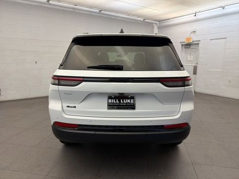 New 2025 Jeep Grand Cherokee Altitude image 4