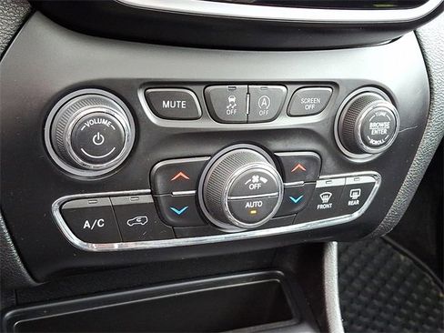 Used 2021 Jeep Cherokee Limited image 17