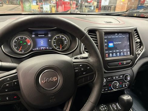 Used 2022 Jeep Cherokee Trailhawk w/ Trailer Tow Group AWD/4WD image 2