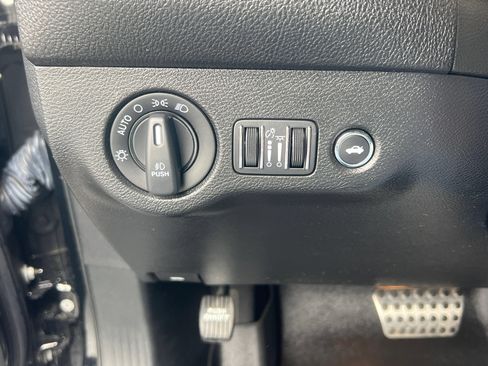 Used 2019 Dodge Challenger R/T w/ Driver Convenience Group RWD image 21