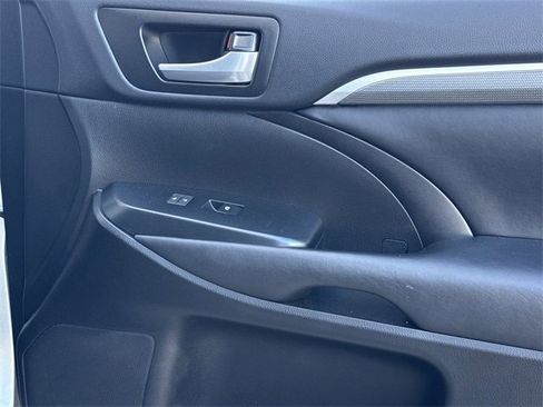 Used 2017 Toyota Highlander SE image 28