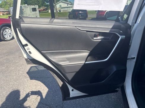 Used 2020 Toyota RAV4 XLE FWD image 17