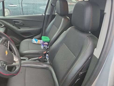 Used 2019 Chevrolet Trax LT w/ Sun & Sound Package FWD image 10