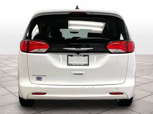 Used 2023 Chrysler Voyager LX image 4