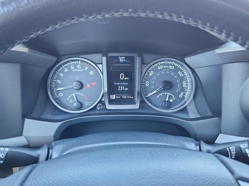 Used 2017 Toyota Tacoma TRD Off-Road w/ Premium & Technology Package AWD/4WD image 10