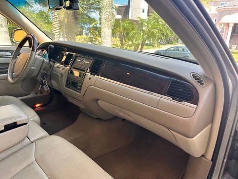 Used 2007 Lincoln Town Car Signature Limited RWD image 56