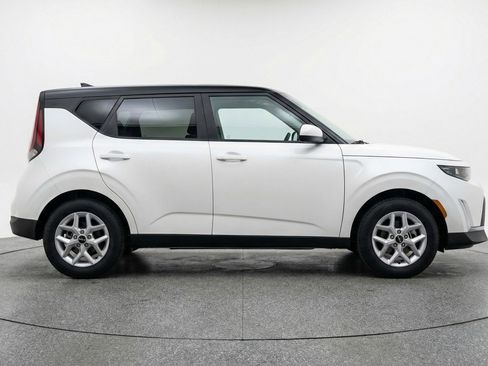 Used 2025 Kia Soul LX w/ LX Technology Package FWD image 11