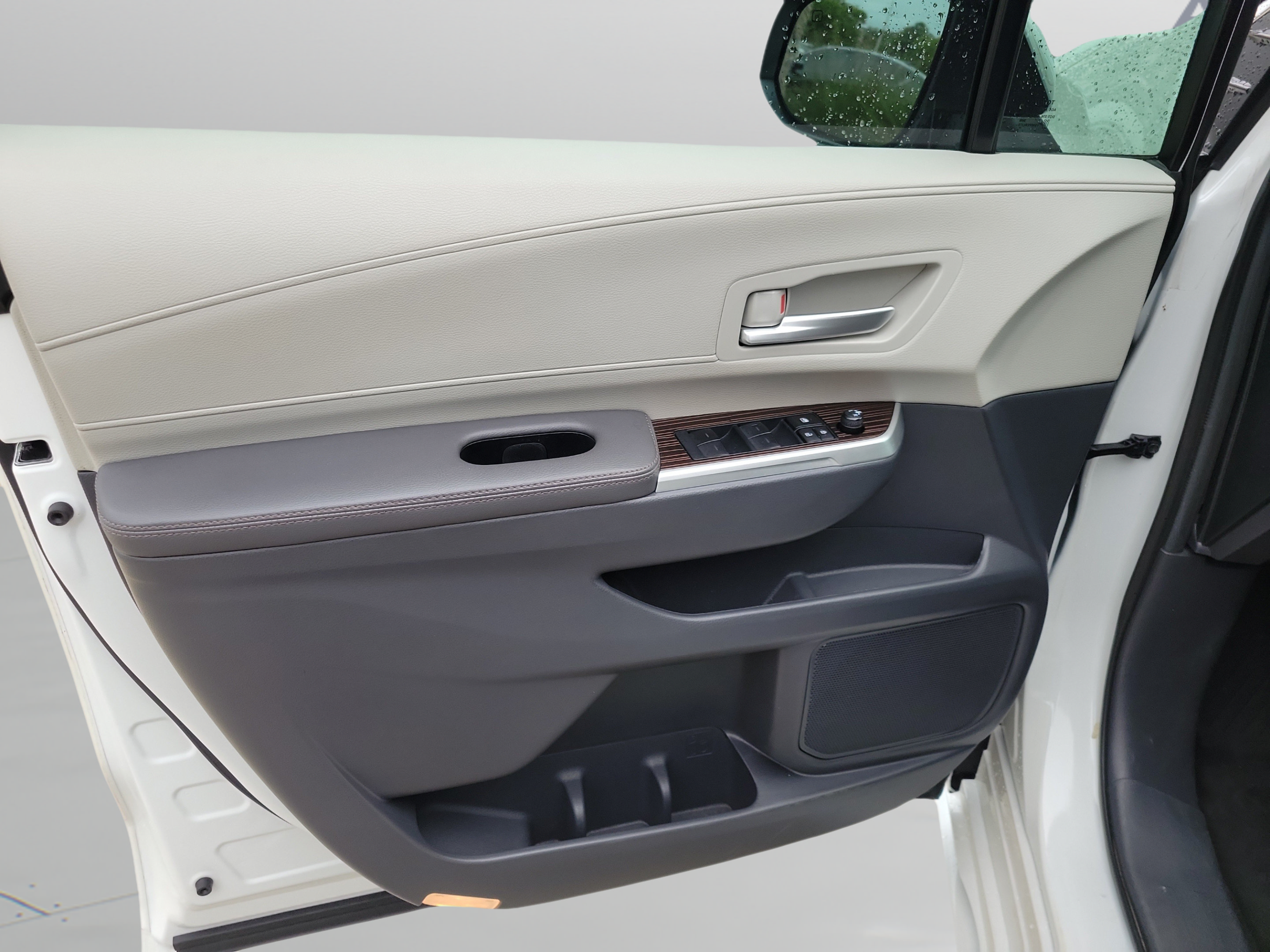 Certified 2024 Toyota Sienna XLE FWD image 6