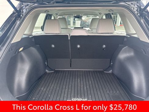 Used 2025 Toyota Corolla Cross L image 23