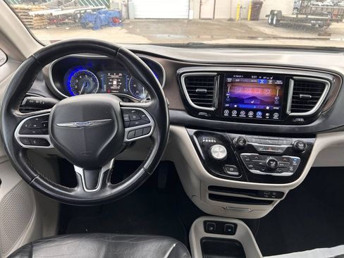 Used 2017 Chrysler Pacifica Touring-L FWD image 5