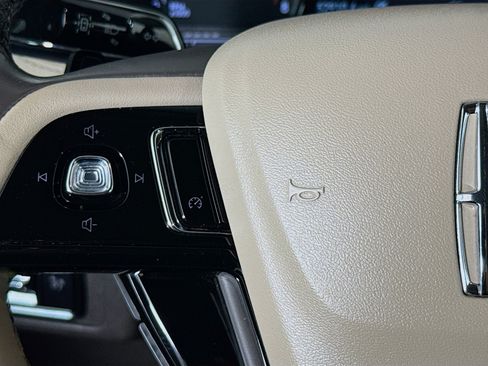 Used 2022 Lincoln Corsair FWD w/ Premium Package image 11