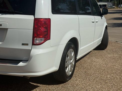 Used 2018 Dodge Grand Caravan SE w/ UConnect Hands-Free Group FWD image 2