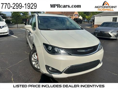 Used 2017 Chrysler Pacifica Touring-L FWD image 1