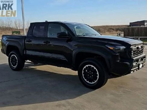 Used 2025 Toyota Tacoma TRD Off-Road AWD/4WD image 2