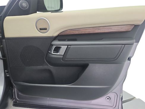 Used 2020 Land Rover Discovery HSE image 28