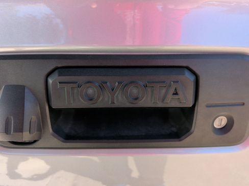 Used 2018 Toyota Tacoma Limited image 41