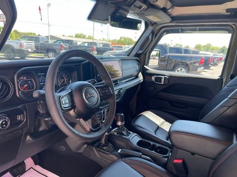 Used 2025 Jeep Gladiator Rubicon AWD/4WD image 21