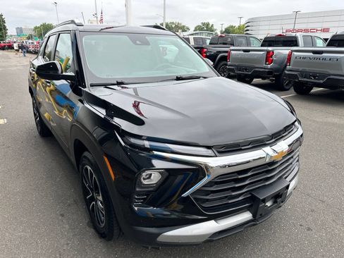 Used 2025 Chevrolet TrailBlazer LT w/ Driver Confidence Package FWD image 3