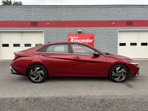 Used 2025 Hyundai Elantra SEL FWD image 2