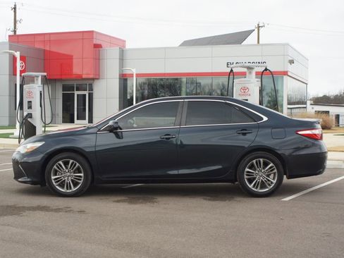 Used 2016 Toyota Camry SE image 11