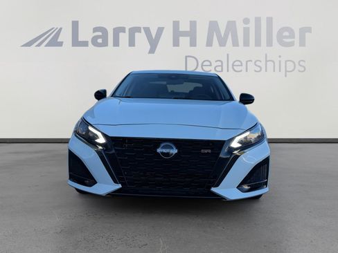 Used 2023 Nissan Altima 2.5 SR w/ SR Premium Package image 8