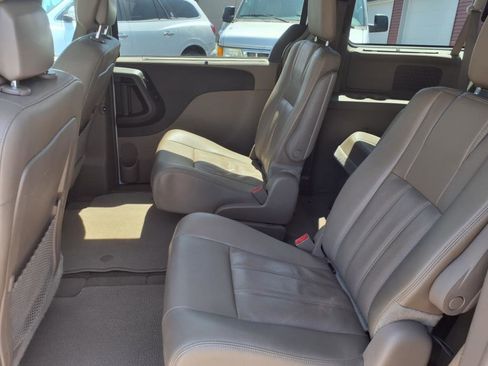 Used 2016 Chrysler Town & Country Touring-L image 5
