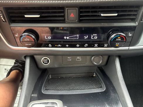 Used 2022 Nissan Rogue S AWD/4WD image 16