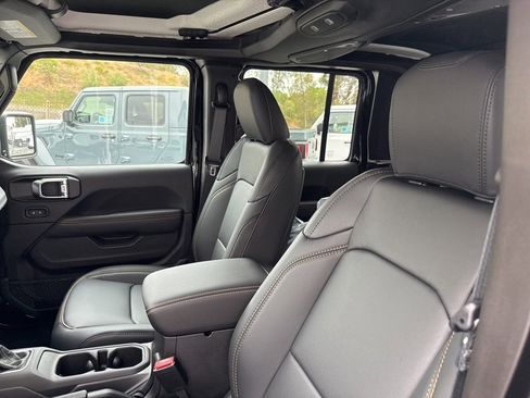 New 2025 Jeep Gladiator Sport image 18