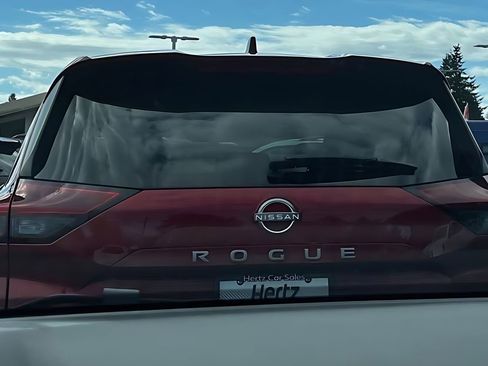Used 2025 Nissan Rogue SV FWD image 14