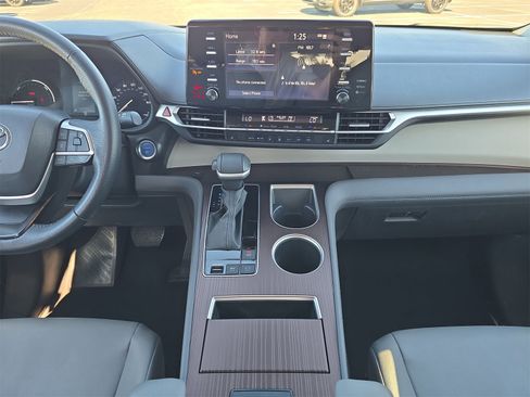 Used 2024 Toyota Sienna XLE image 11