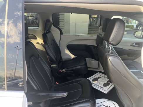 Used 2024 Chrysler Pacifica Touring-L image 11