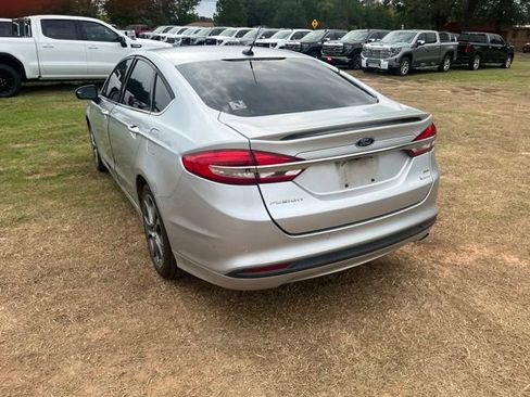 Used 2017 Ford Fusion SE w/ Equipment Group 201A FWD image 3