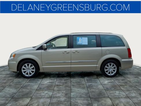 Used 2015 Chrysler Town & Country Touring FWD image 6