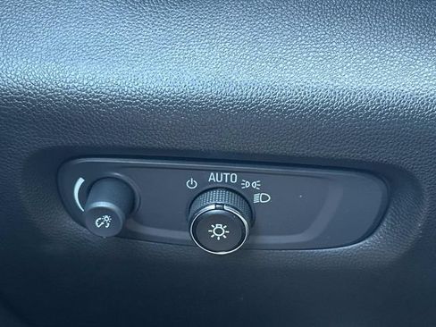 Used 2023 Chevrolet Traverse LT FWD image 29