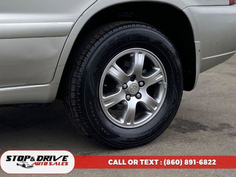 Used 2005 Toyota Highlander 4WD V6 w/ 3rd Row image 9