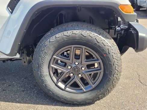 Used 2026 Jeep Gladiator Sport image 10